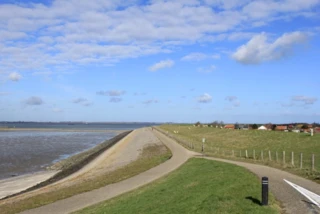 Eine Deichüberquerung an der holländischen Küste entlang des Scheldeflusses