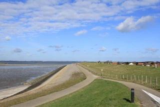 Eine Deichüberquerung an der holländischen Küste entlang des Scheldeflusses