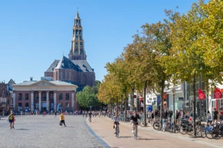 Graanbeursgebouw en kerktoren op de Vismarkt in de stad Groningen.