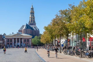 Graanbeursgebouw en kerktoren op de Vismarkt in de stad Groningen.