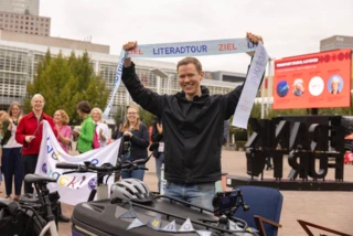 Lennart Schäfer von der Literadtour nach der Zieleinfahrt auf der Frankfurter Buchmesse. 