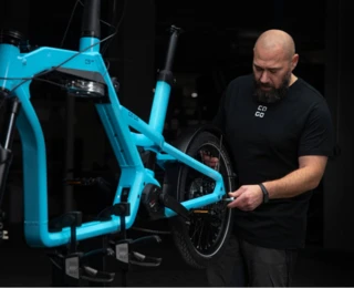 Ein Mann montiert ein CS in einer Werkstatt.