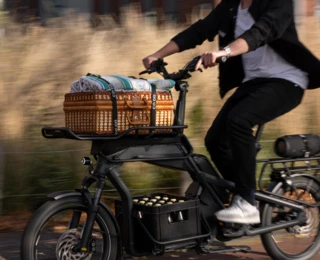 Nahaufnahme des vollbeladenen Triple Load Space eines vorbeifahrenden Ca Go CS.