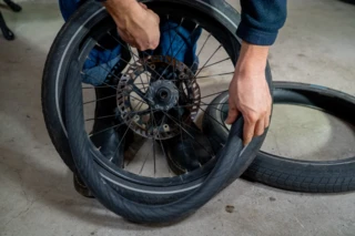 Fahrradschlauch wird in den Reifen eingesetzt 